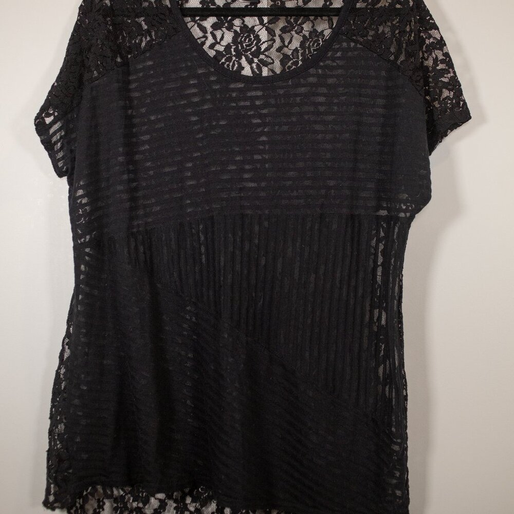 Torrid front stripe back lace tshirt